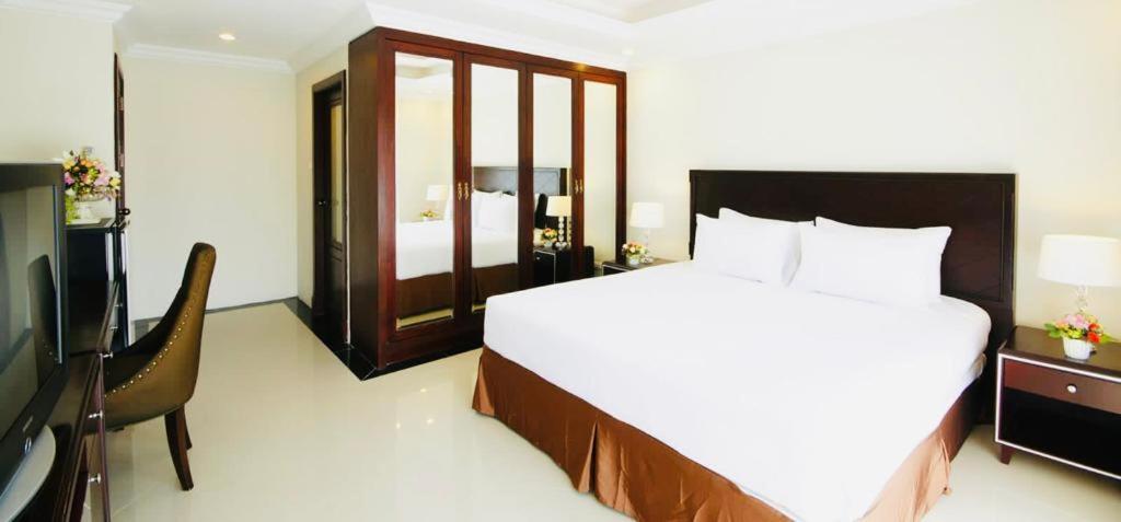 Ivory Palace Hotel Pattaya Bagian luar foto